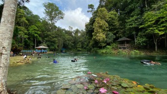Telaga Biru Tulung Ni’Lenggo: Jernihnya Air, Sunyinya Kenangan di Berau