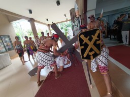 Sentuhan Budaya Jawa Iringi Jalan Salib di Gereja Santo Vincentius Surabaya