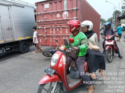Kontainer Terguling Timpa Motor di Surabaya, Begini Kondisinya