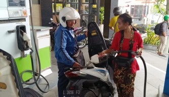 SPBU di Surabaya Hadirkan Nuansa Kartini, Karyawati Tampil Berkebaya