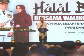 Teteskan Air Mata, Wali Kota Eri: Malu Jika Surabaya Jadi Jelek