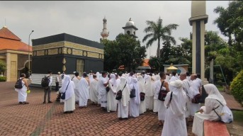 Ratusan Jamaah Calon Haji Kota Batu Ikuti Manasik Haji di Asrama Haji Sukolilo