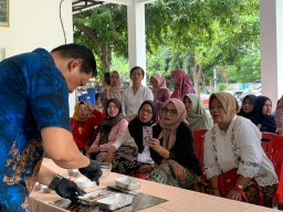 Hari Kartini Bersama Verwood Hotel: Ibu-Ibu Antusias Belajar Masak Sushi