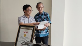 STTS Surabaya Pecahkan Dua Rekor MURI Lewat 1,6 Juta Cerita Lucu Buatan AI