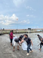 Horison Arcadia Surabaya Gelar Aksi Bersih Pantai Kenjeran