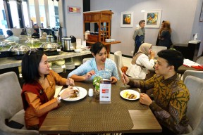 Sensasi Makan Siang Bernuansa Seni di Swiss-Belinn Tunjungan