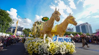 Pelindo Tampilkan Nyi Roro Kidul dan Aksi Plogging di Surabaya Vaganza