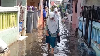 Banjir Rob Kembali Rendam Kalianak Timur, Anak Sekolah Nyeker, Warga Tak Bisa Kerja