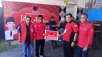 PDIP Surabaya Kurban 12 Sapi, Termasuk Bantuan 1 Ton dari Wali Kota Eri