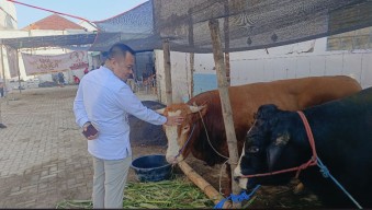 Iduladha: Cak YeBe Bagikan 4.000 Paket Daging ke Warga, Damkar, dan Jurnalis