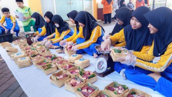 Kurban Go Green: Murid Al Azhar Surabaya Turun Tangan Kemas Daging dengan Besek