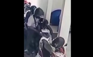 Pencurian Sepeda Motor di Puskesmas Gunung Anyar Terekam CCTV