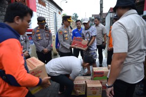 Kapolres Gresik Salurkan Bantuan Sosial Bagi Warga Terdampak Banjir di Benjeng