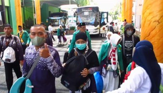 Jemaah Haji Kloter Pertama Asal Tulungagung Tiba di Surabaya, Satu Masih Dirawat di Arab Saudi