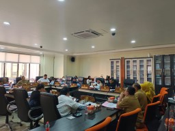 Potret Keluarga Pasien Tidur di Pelataran RSUD Soewandhie Jadi Sorotan Dewan