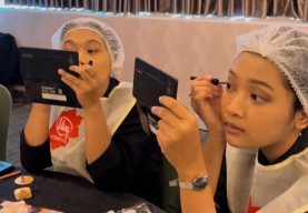 The Alana Surabaya Gelar Kelas Makeup Bareng Viva Cosmetics