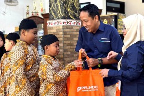 Pelindo Terminal Petikemas Salurkan 400 Paket Sembako untuk Anak Yatim