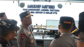 Kapolda Jatim Pantau Udara Pencarian Korban Kapal Tenggelam di Selat Bali