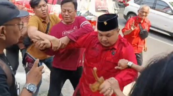 Tantang Armuji, Ahmad Hidayat Nyaris Bakar Diri di Kantor PDIP Surabaya