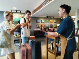 Aston Inn Tawarkan Pelayanan Personal Lewat Kue dan Minuman Tradisional