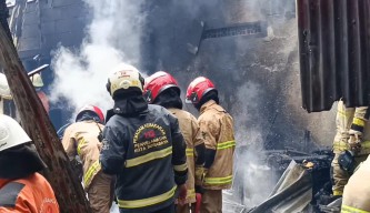 Bengkel dan Depot Air di Medokan Ayu Terbakar, Akses Jalan Hambat Penanganan