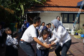 Anak SD Barunawati Jauhkan Gadget lewat Permainan Tradisional