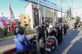 Bagi-Bagi Bendera, Brimob Jatim Ajak Warga Tanamkan Nasionalisme