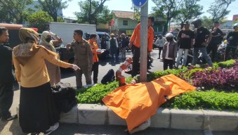 Hindari Pikap, Pengendara Motor Sport Tewas Tabrak Beton Pembatas Jalan di Surabaya