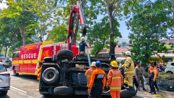 Mobil Toyota Land Cruiser Terbalik di Ahmad Yani Surabaya, Pengemudi Luka Ringan