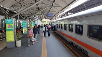 Libur Panjang HUT RI, 29 Ribu Penumpang Padati Kereta di Daop 8 Surabaya   