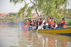 SIER, PJT I, dan Tunas Hijau Tebar 10.000 Ikan Grass Carp di Sungai Jagir