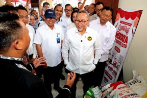 Zulkifli Hasan Resmikan Koperasi Merah Putih di Surabaya