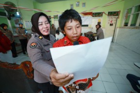 Polwan Polda Jatim Gelar Bakti Kesehatan di Yayasan Autis Mutiara Hati   