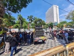 Ratusan Jukir Surabaya Geruduk DPRD, Protes Pemutusan Sepihak Kontrak Parkir Mie Gacoan