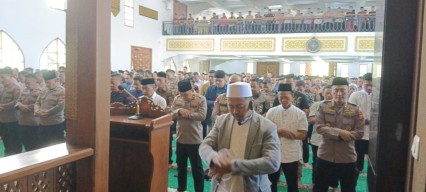 Polda Jatim Gelar Salat Gaib untuk Almarhum Affan Kurniawan