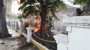 Demo Solidaritas Ojol di Grahadi Ricuh, Massa Dobrak Pagar dan Bakar Halaman