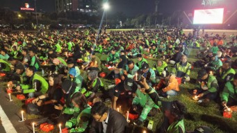 Ribuan Driver Ojol Geruduk Mapolda Jatim, Gelar Aksi 1000 Lilin