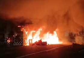 Demo di Surabaya Membara, Polsek Dirusak, Tiga Pos Polisi Dibakar