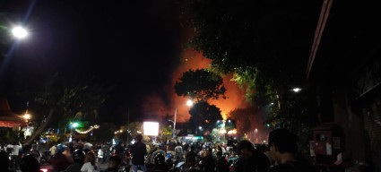 Demo di Surabaya, Gedung Grahadi Terbakar
