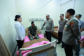 Kapolda Jatim Jenguk Anggota yang Terluka Saat Amankan Demo di Grahadi