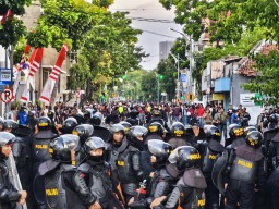 Demo di Polrestabes Surabaya Berakhir Ricuh, Beberapa Orang Dikabarkan Ditangkap