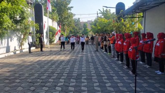 Peringati HUT ke-80 RI, Pedagang SWK Deles Gelar Upacara Multi Profesi