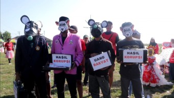 Karnaval HUT RI di Desa Jatirembe, Singgung Situasi Negeri dengan Kostum Koruptor