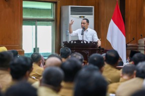 Pelayanan Publik Ngaret, Wali Kota Eri Ancam Copot Lurah dan Camat