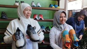 Khofifah Dukung Sepatu Awake, UMKM Mojokerto Tembus Mancanegara