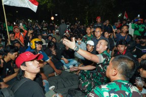 Demo Grahadi: Sinergi TNI, Pemprov, dan Damkar Redakan Kericuhan