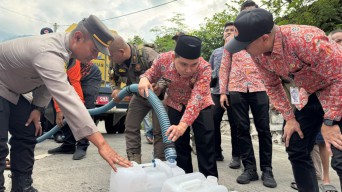 Kekeringan di Mojokerto, Gus Barraa Bagikan 90 Tangki Air Bersih