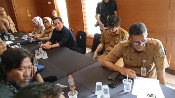 Warga Surabaya Gelar Aksi Tolak Proyek Waterfront Land