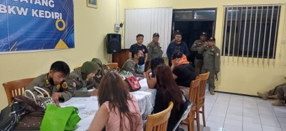 Satpol PP Mojokerto Jaring 18 PSK di Warung Remang di Awang-Awang Mojokerto