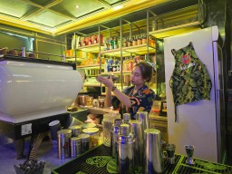 One Deck Gastropub Hadirkan Hiburan Tematik 24 Jam di Surabaya